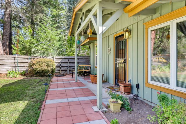 383 Whispering Pines Lane, Grants Pass, OR 97527