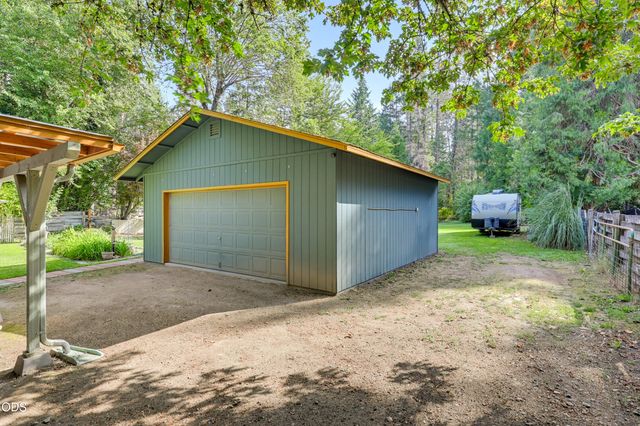 383 Whispering Pines Lane, Grants Pass, OR 97527