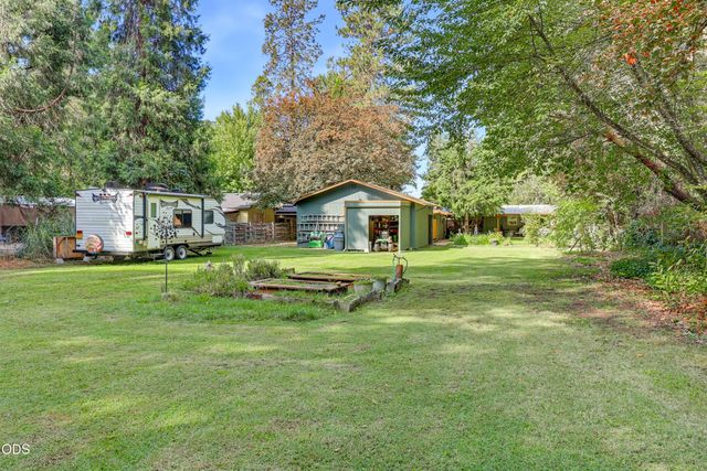 383 Whispering Pines Lane, Grants Pass, OR 97527