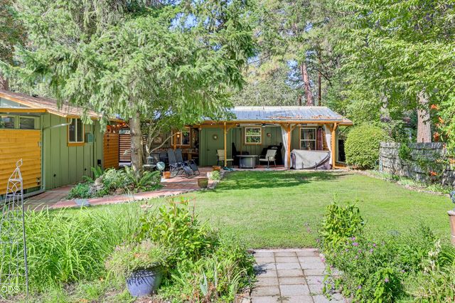 383 Whispering Pines Lane, Grants Pass, OR 97527