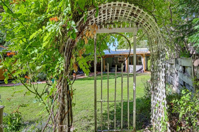 383 Whispering Pines Lane, Grants Pass, OR 97527