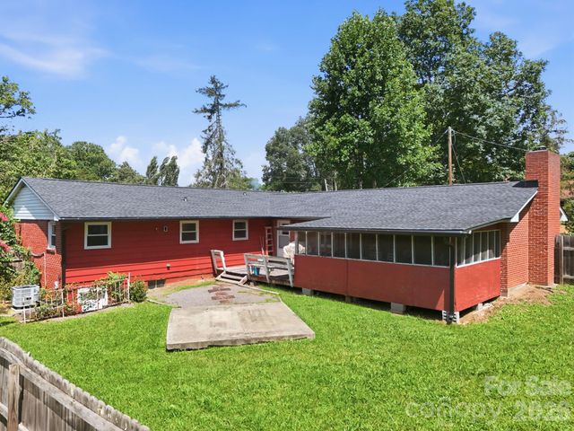 376 School Road E, Asheville, NC 28803