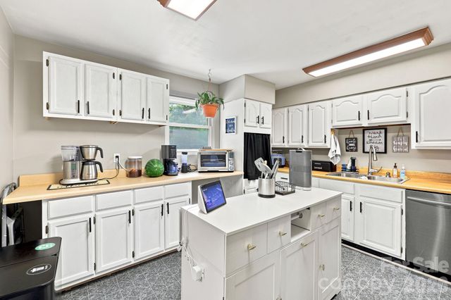 376 School Road E, Asheville, NC 28803