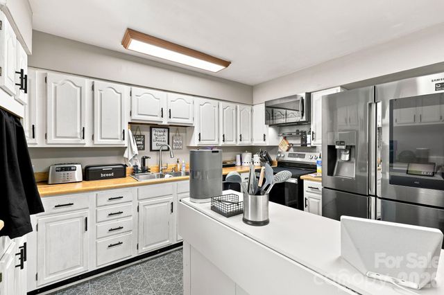 376 School Road E, Asheville, NC 28803