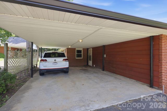 376 School Road E, Asheville, NC 28803