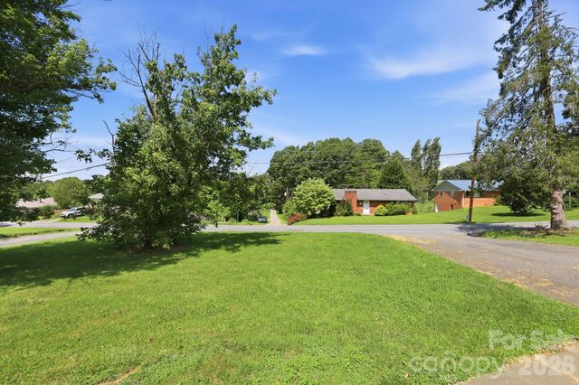 376 School Road E, Asheville, NC 28803