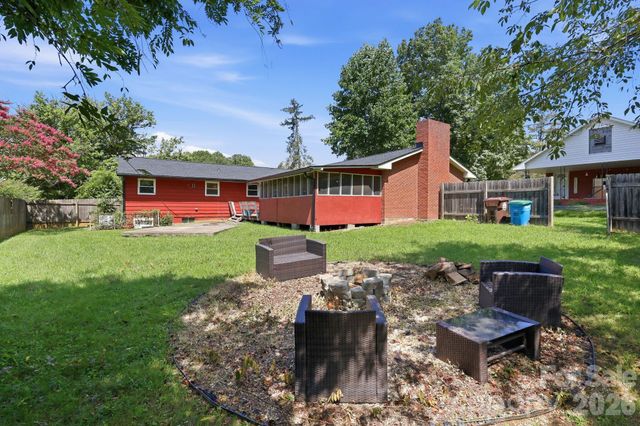 376 School Road E, Asheville, NC 28803