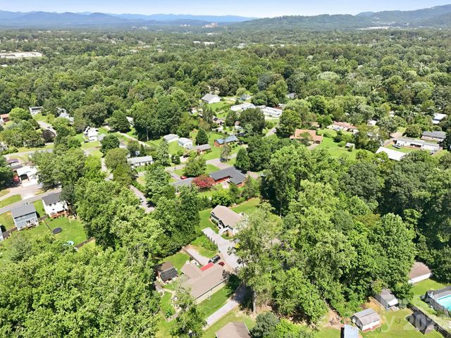 376 School Road E, Asheville, NC 28803