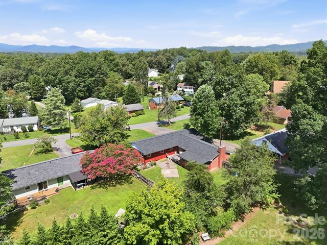 376 School Road E, Asheville, NC 28803