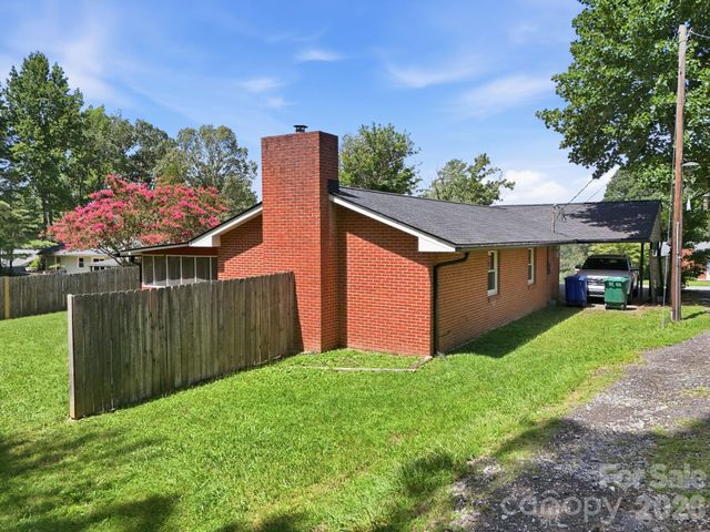 376 School Road E, Asheville, NC 28803