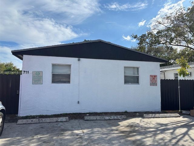 711 SW 10th St, Dania Beach, FL 33004