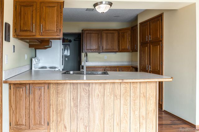 1695 Cliffs Landing 302, York Charter Township, MI 48198