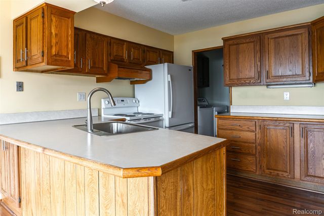 1695 Cliffs Landing 302, York Charter Township, MI 48198