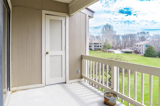 1695 Cliffs Landing 302, York Charter Township, MI 48198