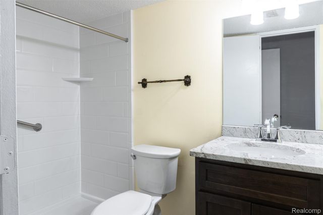 1695 Cliffs Landing 302, York Charter Township, MI 48198