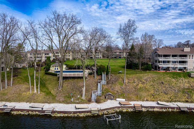1695 Cliffs Landing 302, York Charter Township, MI 48198