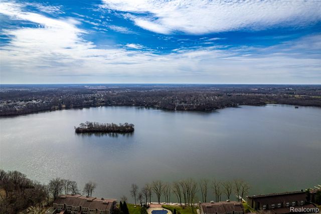 1695 Cliffs Landing 302, York Charter Township, MI 48198