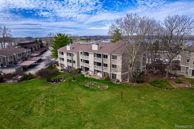 1695 Cliffs Landing 302, York Charter Township, MI 48198