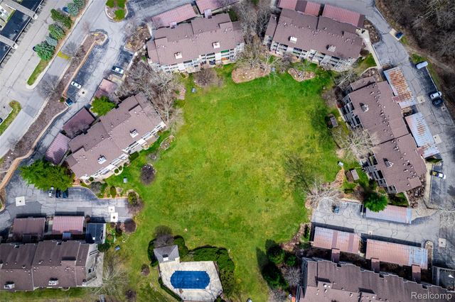 1695 Cliffs Landing 302, York Charter Township, MI 48198