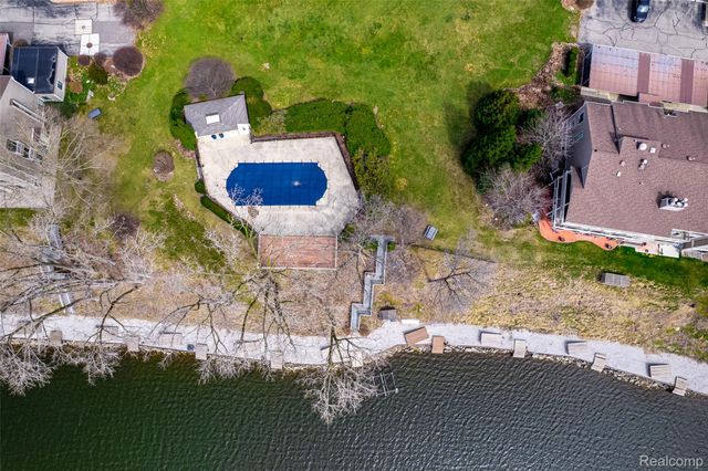 1695 Cliffs Landing 302, York Charter Township, MI 48198