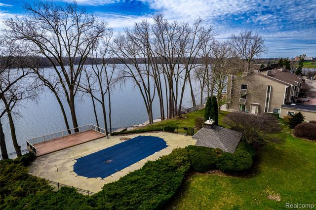 1695 Cliffs Landing 302, York Charter Township, MI 48198