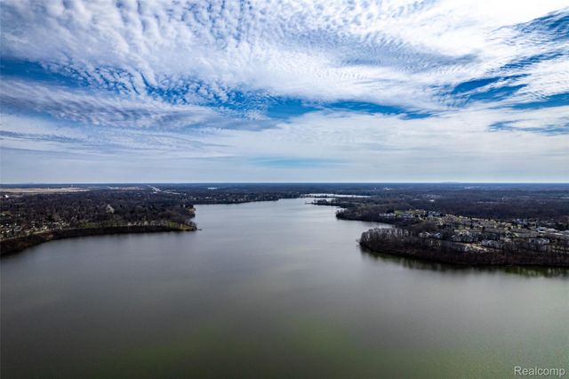 1695 Cliffs Landing 302, York Charter Township, MI 48198