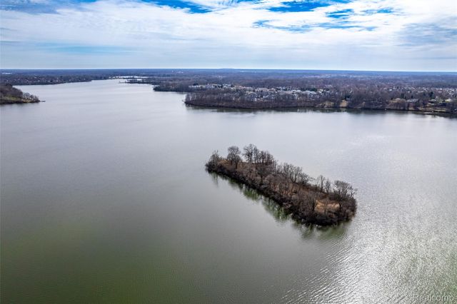 1695 Cliffs Landing 302, York Charter Township, MI 48198