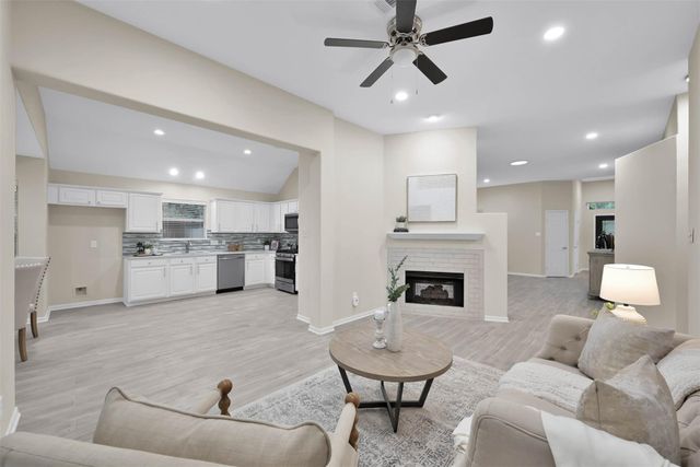 43 Wrens Song Place, The Woodlands, TX 77382