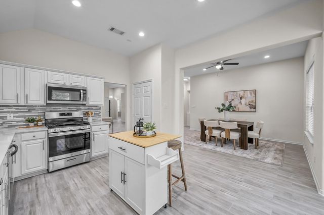 43 Wrens Song Place, The Woodlands, TX 77382