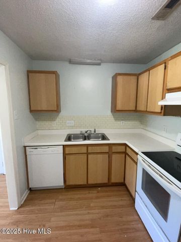 628 S Hampton Drive, Jacksonville, NC 28546