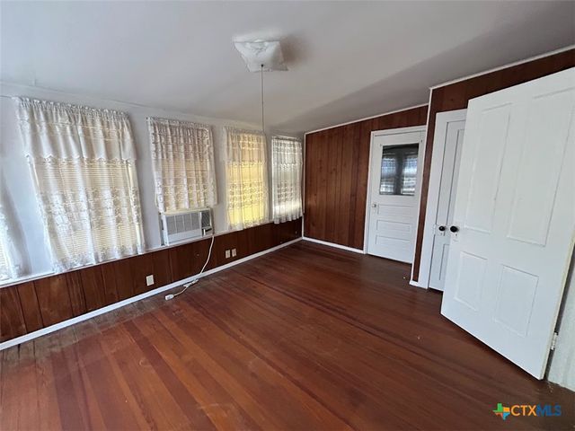 304 W Krezdorn Street, Seguin, TX 78155