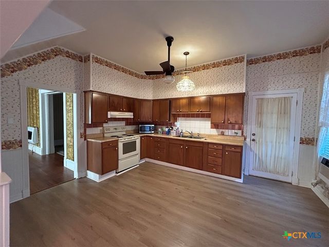 304 W Krezdorn Street, Seguin, TX 78155