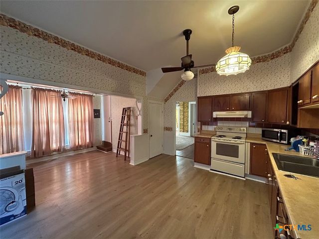 304 W Krezdorn Street, Seguin, TX 78155