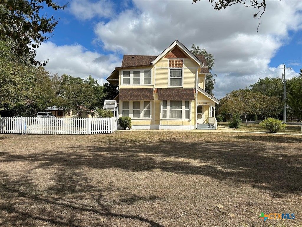 304 W Krezdorn Street, Seguin, TX 78155