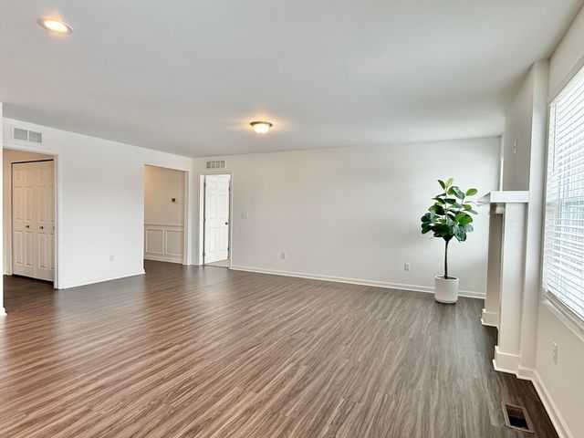 10290 Swan Lake Circle, Ypsilanti Twp, MI 48197