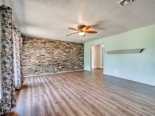 1082 Gaines Creek Loop, Eufaula, OK 74432