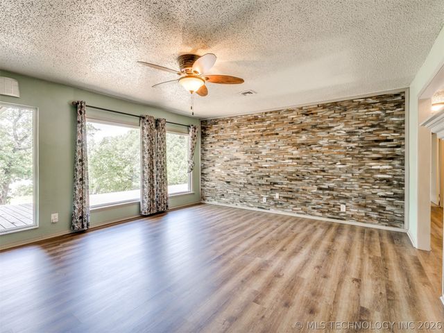 1082 Gaines Creek Loop, Eufaula, OK 74432