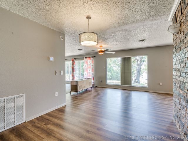 1082 Gaines Creek Loop, Eufaula, OK 74432