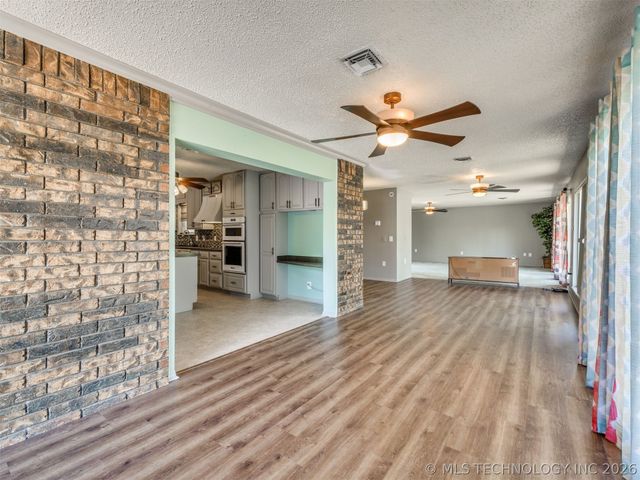 1082 Gaines Creek Loop, Eufaula, OK 74432