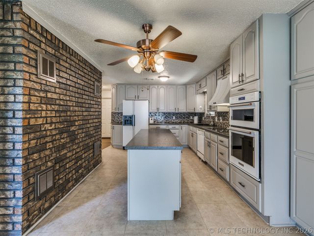 1082 Gaines Creek Loop, Eufaula, OK 74432