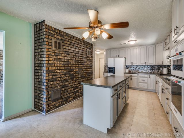 1082 Gaines Creek Loop, Eufaula, OK 74432