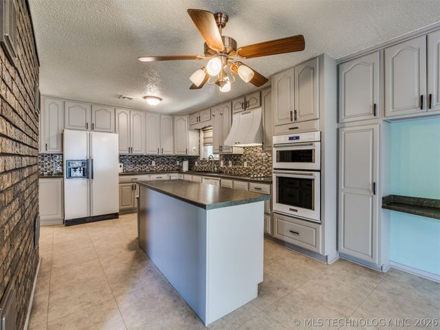 1082 Gaines Creek Loop, Eufaula, OK 74432