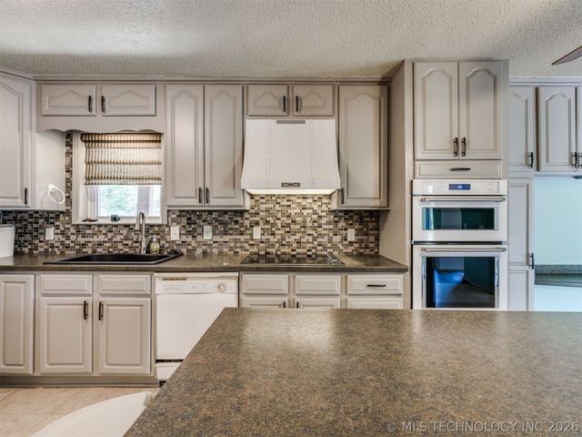 1082 Gaines Creek Loop, Eufaula, OK 74432