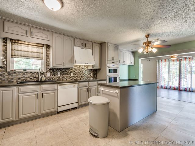 1082 Gaines Creek Loop, Eufaula, OK 74432