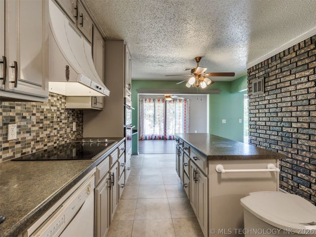 1082 Gaines Creek Loop, Eufaula, OK 74432