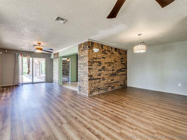 1082 Gaines Creek Loop, Eufaula, OK 74432