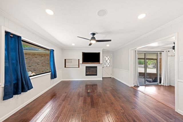 804 Lark Lane, Oak Leaf, TX 75154
