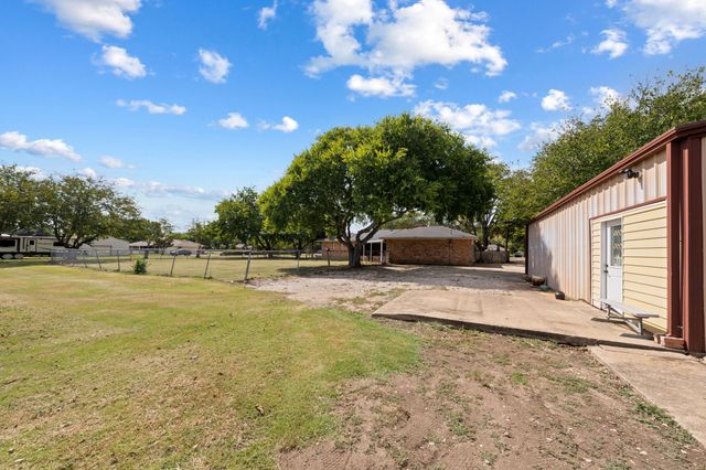 804 Lark Lane, Oak Leaf, TX 75154