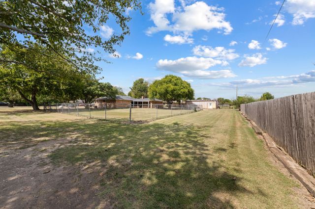 804 Lark Lane, Oak Leaf, TX 75154