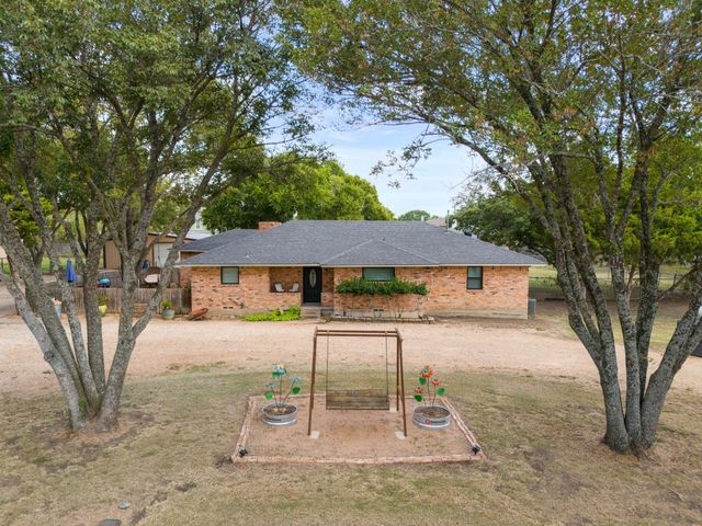 804 Lark Lane, Oak Leaf, TX 75154